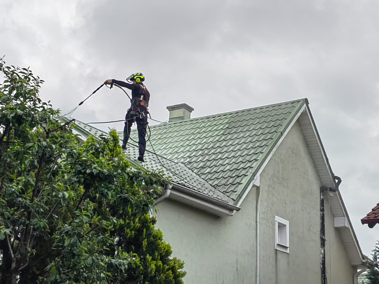 Curățare acoperiș cu jet de apă la înălțime în județul Mureș
