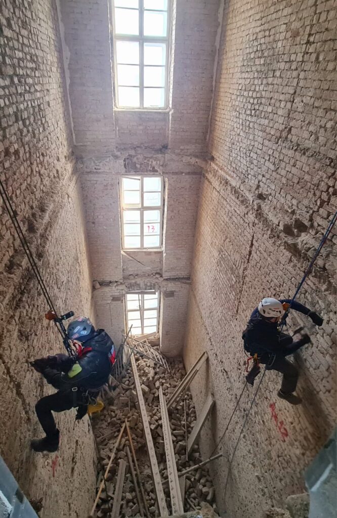 Lucrări de alpinism utilitar în interior, intervenții la înălțime realizate de alpiniști profesioniști
